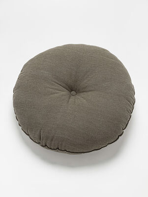 ALMOHADON DE PISO CON CAPITONE CENTRAL CANELA 58X58X12