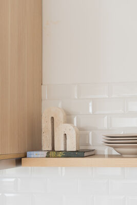 SUJETA LIBROS BARNET TRAVERTINE - Second Image