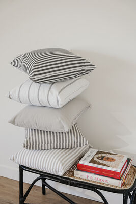 ALMOHADON BASIC TUSOR RAYA GRUESA GRIS 45 X 45 - Second Image