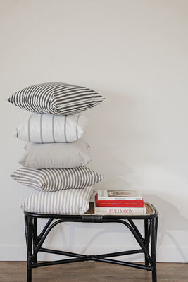 ALMOHADON BASIC TUSOR RAYA FINA GRIS OSCURO 45 X 45 - Second Image