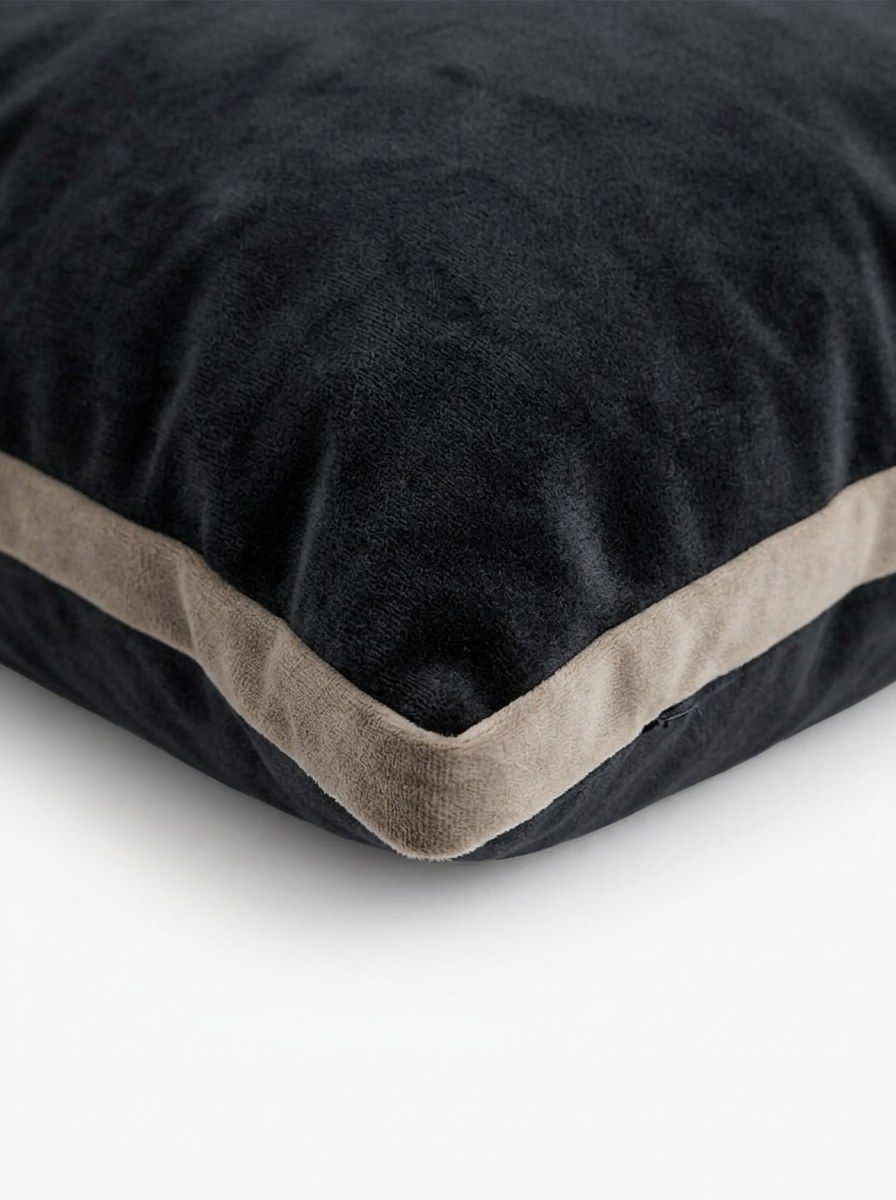 ALMOHADON VERSALLES BLUVEL NEGRO CON VIVO VISON 50X50