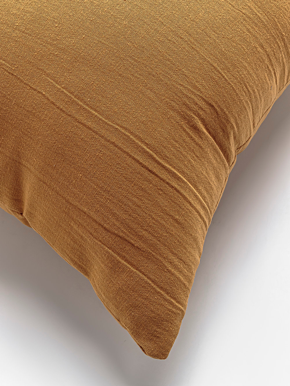 almohadon cuadrado-ALMOHADON BASIC TUSOR CANELA 45 X 45-FABRICA LANDMARK-3.jpg image number null