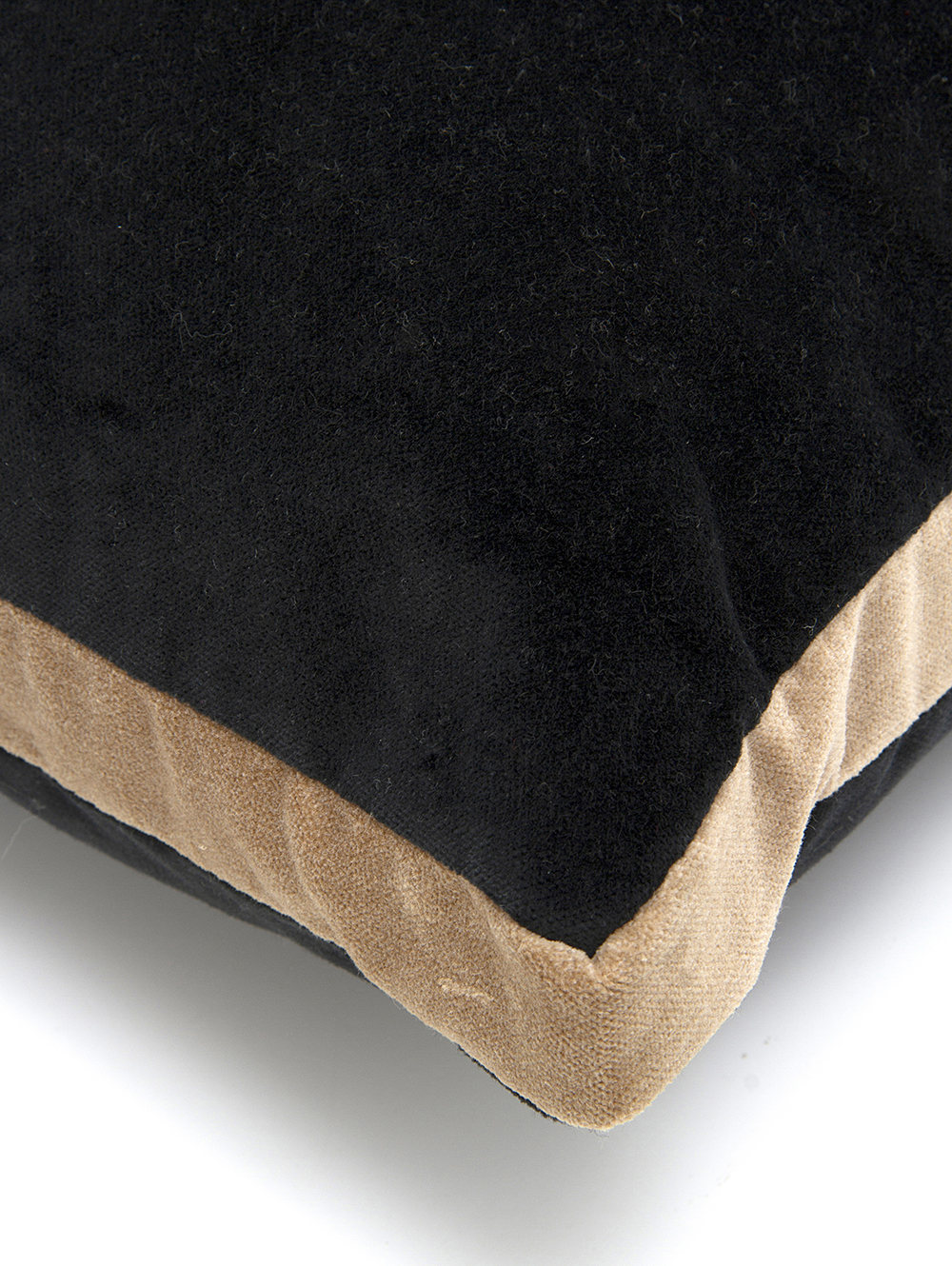 Almohadon cuadrado pana negra-ALMOHADON VERSALLES NEGRO CON FAJA 50X50-Tiendas Landmark-1.jpg image number null