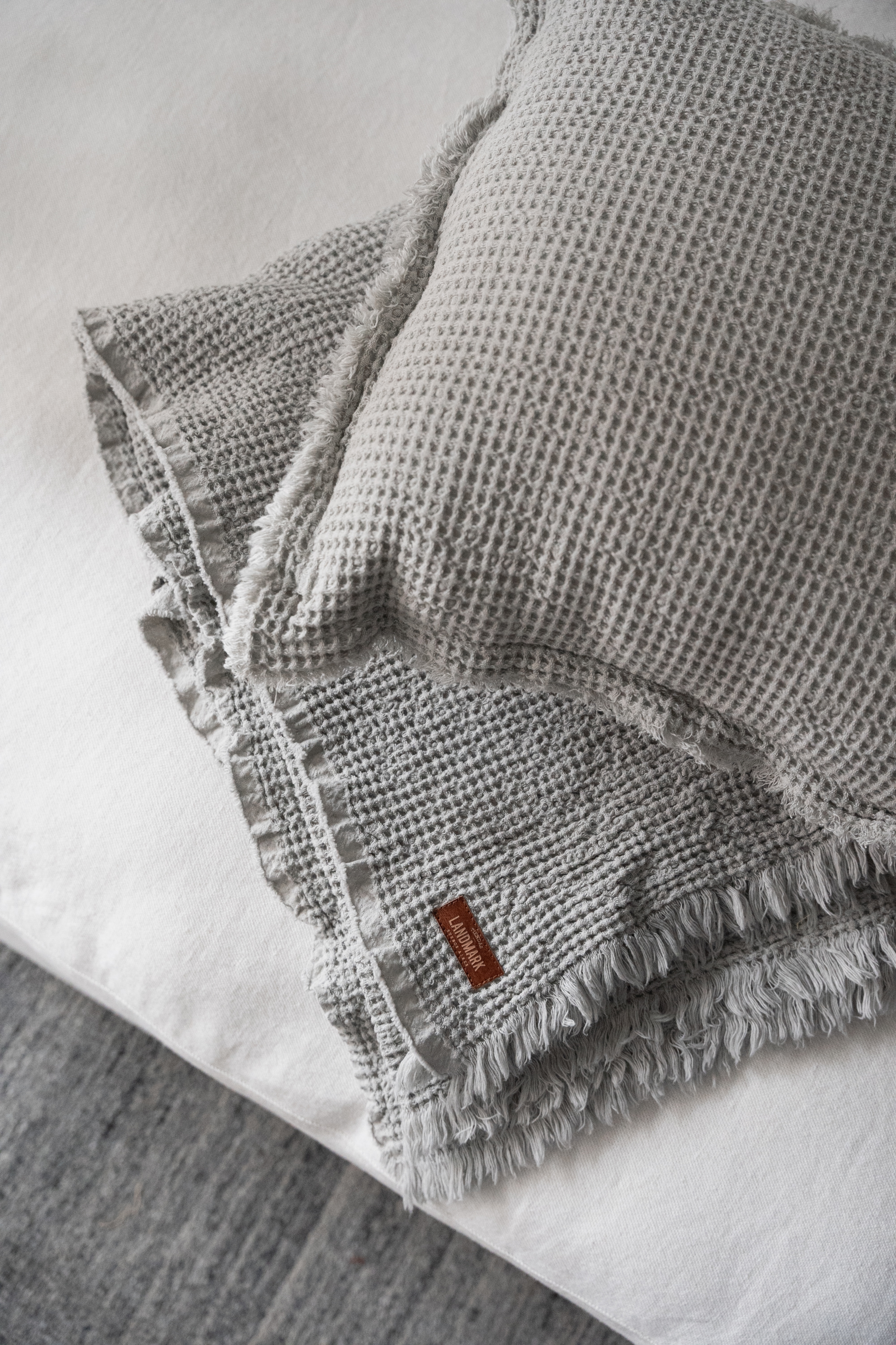 ALMOHADON PANAL GRIS CLARO + MANTA PANAL  GRIS CLARO (1).jpg image number null