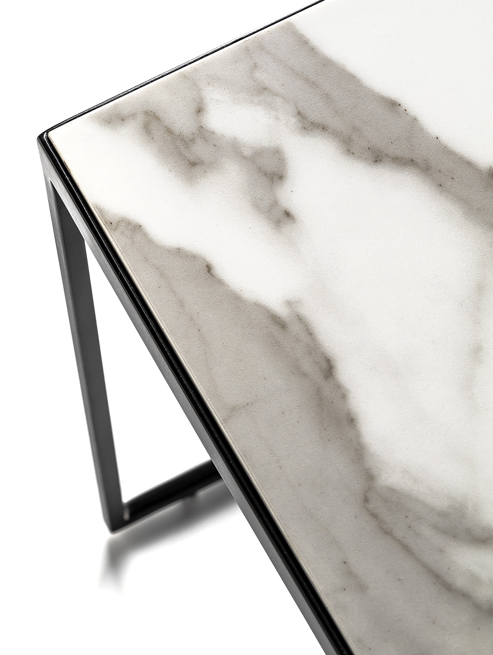 MESA BAJA NEO EN NEOLITH CALACATTA Y HIERRO - CARPINTERIA LANDMARK 01.jpg image number null