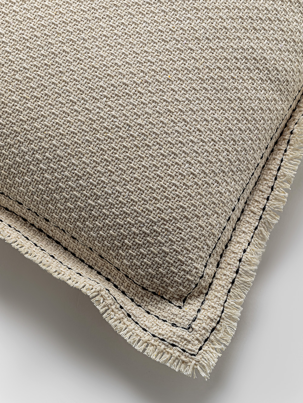 almohadones-para-sillones-ALMOHADON-SEVILLA-BEIGE-50-X-50-HACHE-2.jpg image number null