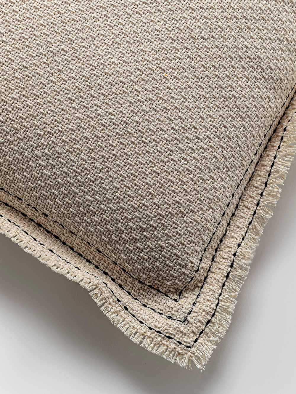 almohadones-para-sillones-ALMOHADON-SEVILLA-BEIGE-50-X-50-HACHE-2.jpg image number null