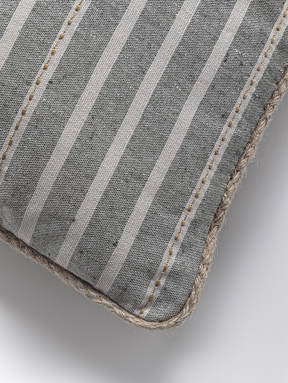 almohadones-para-sillones-ALMOHADON-HELENA-GREEN-50-X-50-HACHE-3.jpg image number null