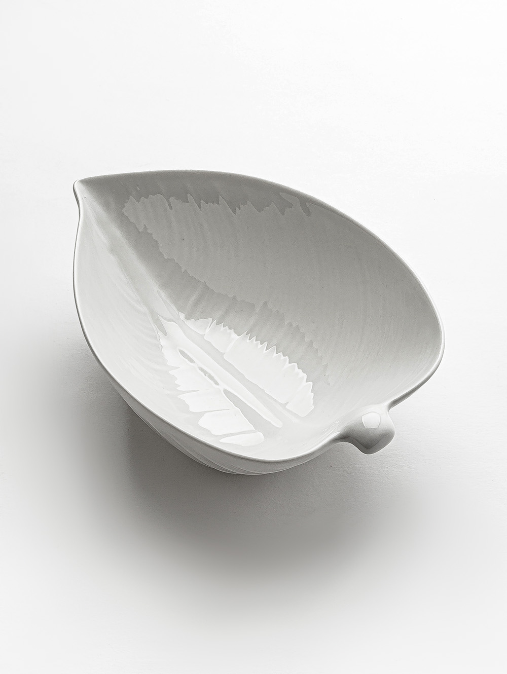 BOWL DE PORCELANA HOJA 21X14 CM image number null