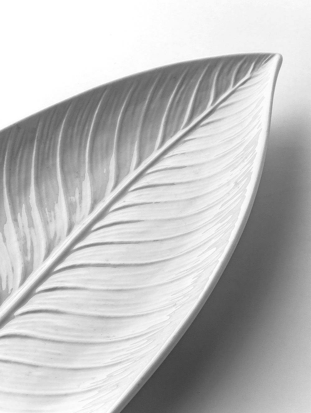 BANDEJA DE PORCELANA HOJA BLANCO 39X18 CM image number null