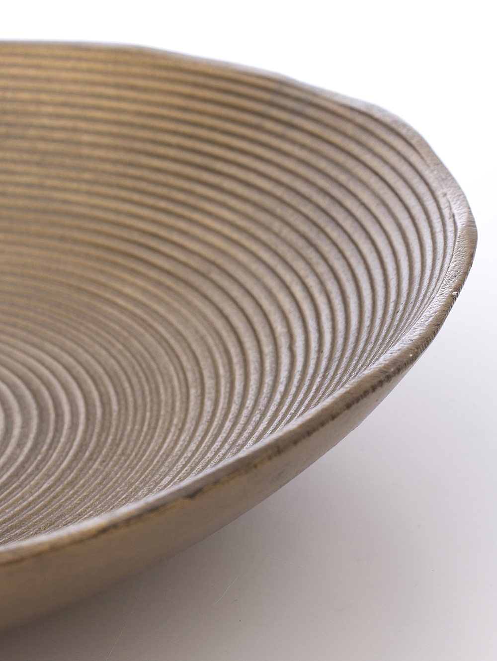 Bandejra redonda metal dorado-BANDEJA SAVINO-Tiendas Landmark-1.jpg image number null