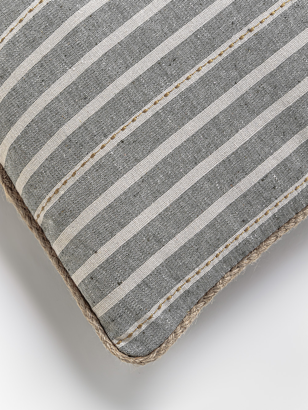 almohadones-para-sillones-ALMOHADON-HELENA-GREEN-50-X-50-HACHE-6.jpg image number null