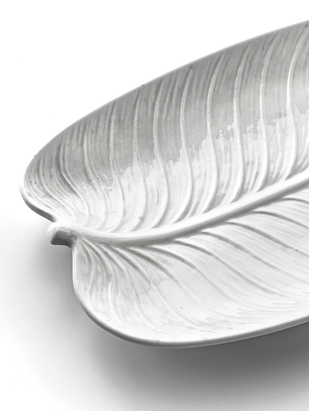 BANDEJA DE PORCELANA HOJA BLANCO 39X18 CM image number null