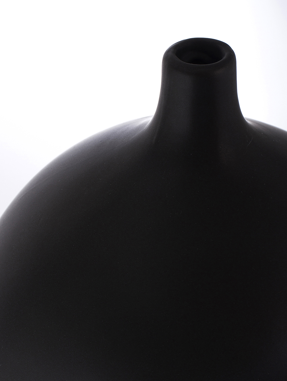 Florero ceramico tipo botellon negro-FLORERO NAPA BLACK-Tiendas Landmark-1.jpg image number null