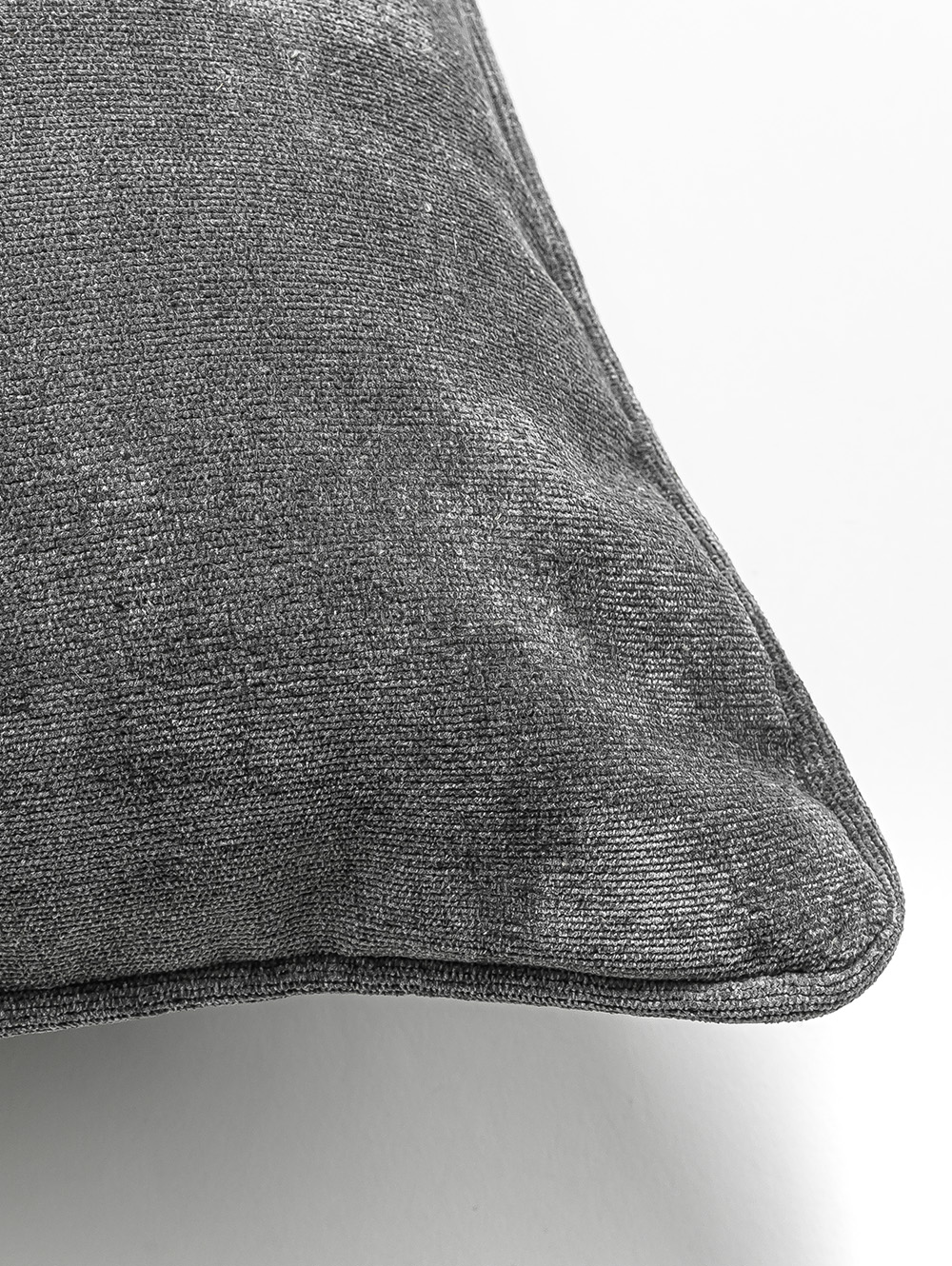 ALMOHADON VELLU CON VIVO GRIS 45 X 45 image number null