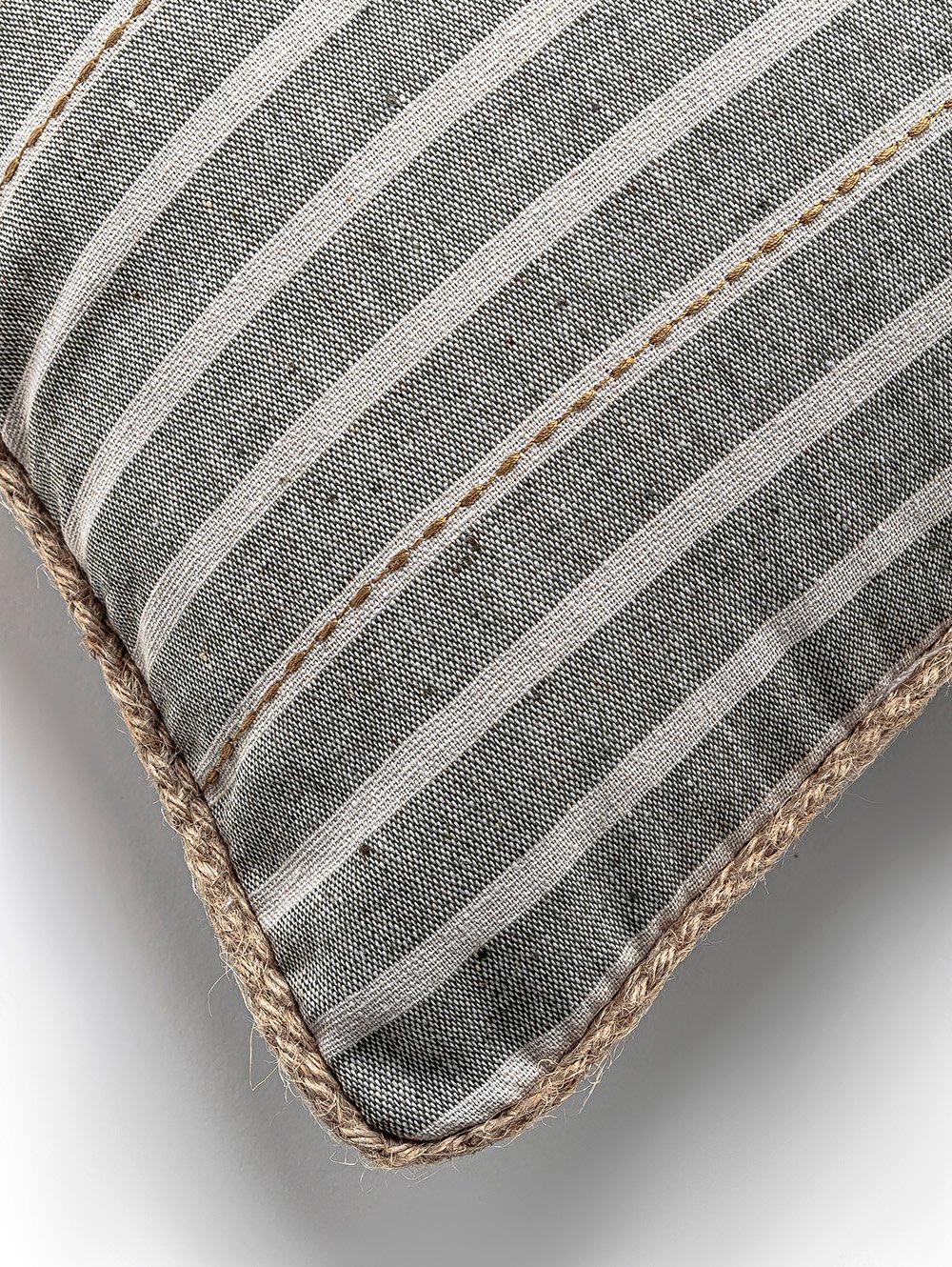 almohadones-para-sillones-ALMOHADON-HELENA-GREEN-50-X-30-HACHE-3.jpg image number null