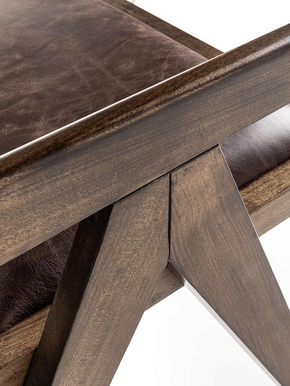 sillon madera y cuero marron oscuro-SILLON CAPITOL CUERO HABANO-FABRICA-10.jpg image number null