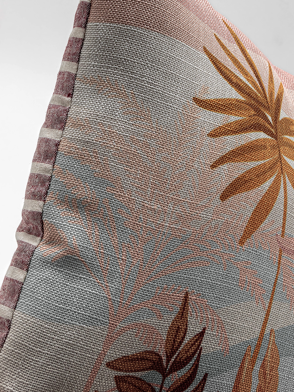almohadon-para-sillon-ALMOHADON-SELVA-43-X-43-PINK-HACHE-4.jpg image number null