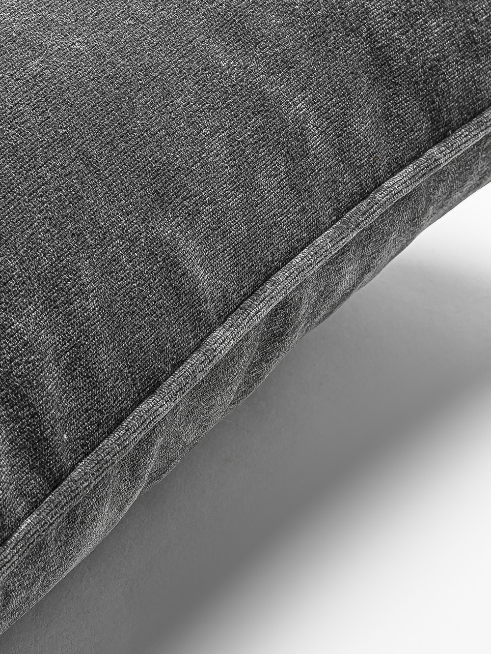 ALMOHADON VELLU CON VIVO GRIS 45 X 45 image number null