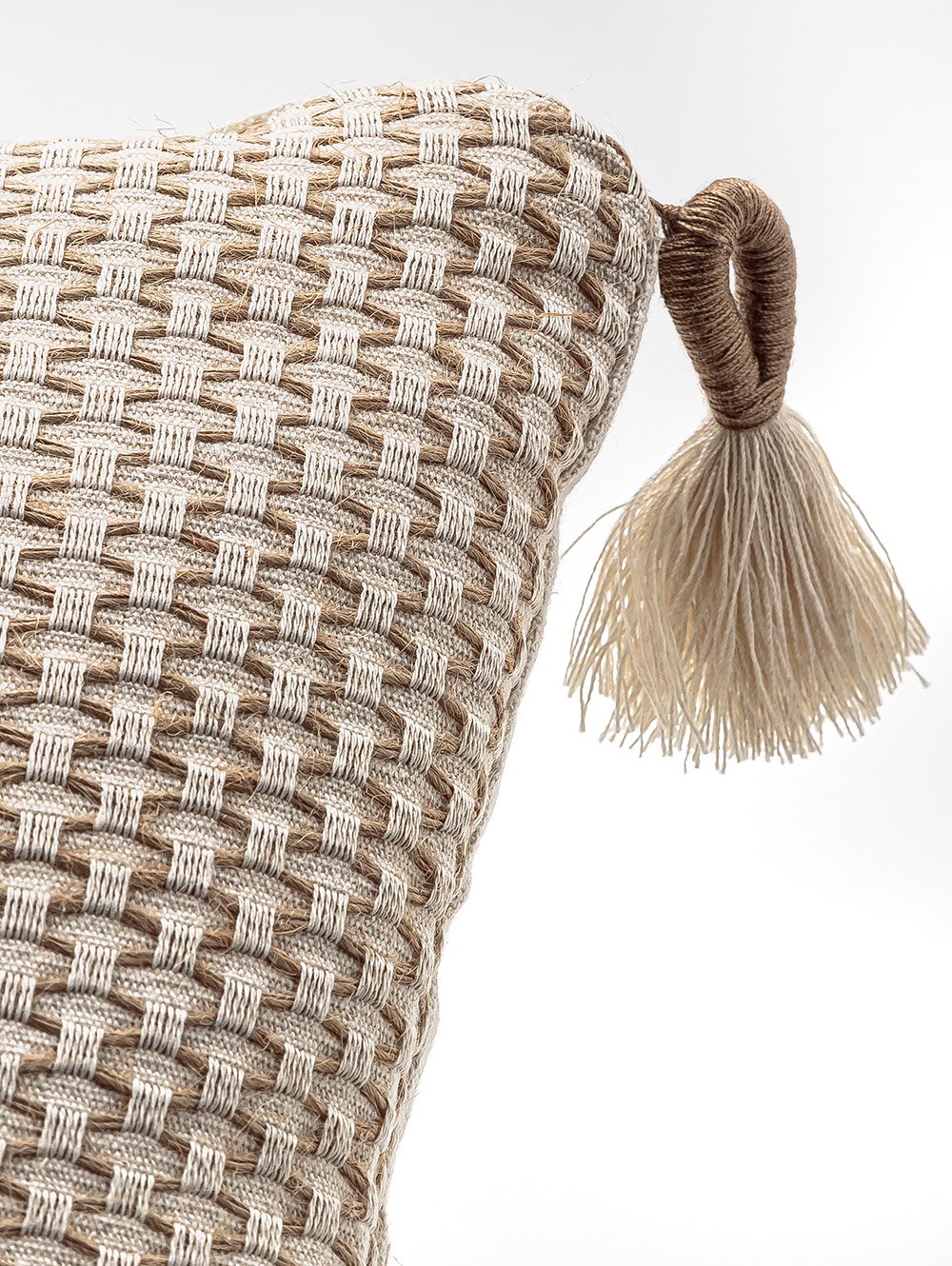 almohadones-para-sillones-ALMOHADON-PENELOPE-NATURAL-50-X-50-HACHE-1.jpg image number null