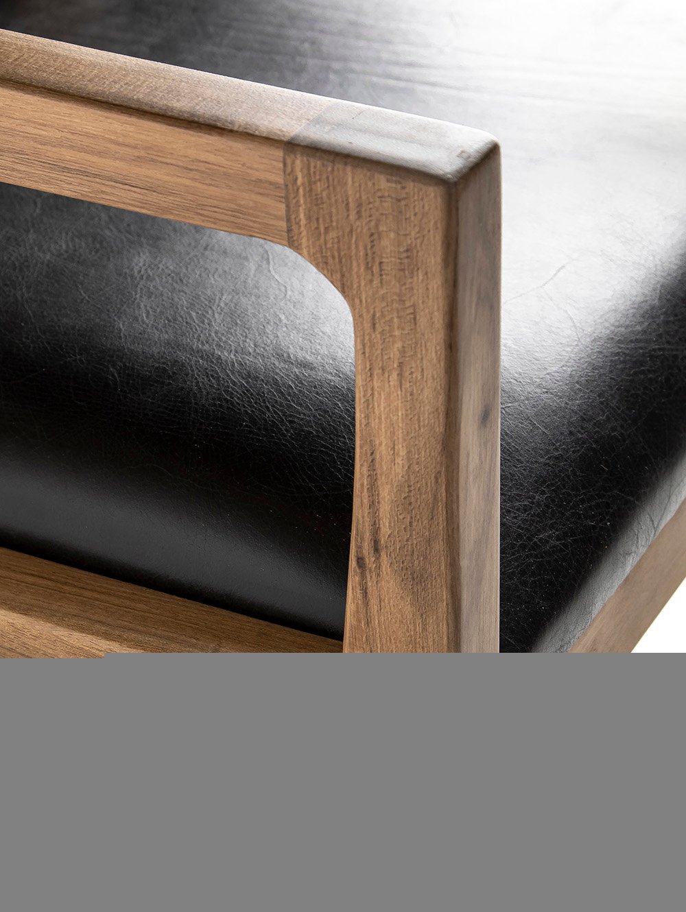 Sillon de madera con asiento tapizado-SUD PETIRIBI CUERO NEGRO-Landmark-01.jpg image number null