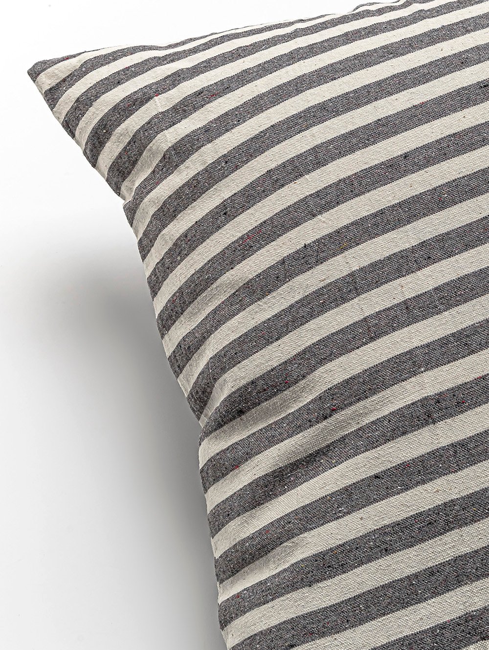 almohadon-rayas-ALMOHADON-BASIC-TUSOR-RAYA FINA-GRIS-MEDIO-45-X-45-FABRICA-2.jpg image number null