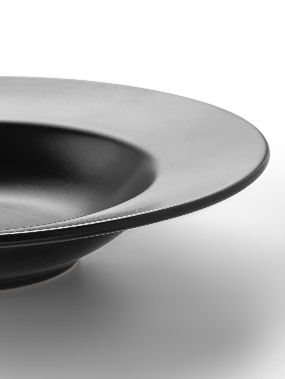 PLATO DE PASTA TIMELESS NEGRO image number null