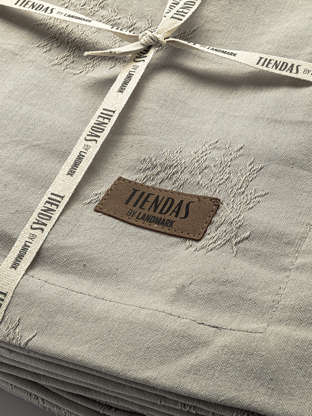 MANTEL LEAVES GRIS NIEBLA 270 X 150 image number null