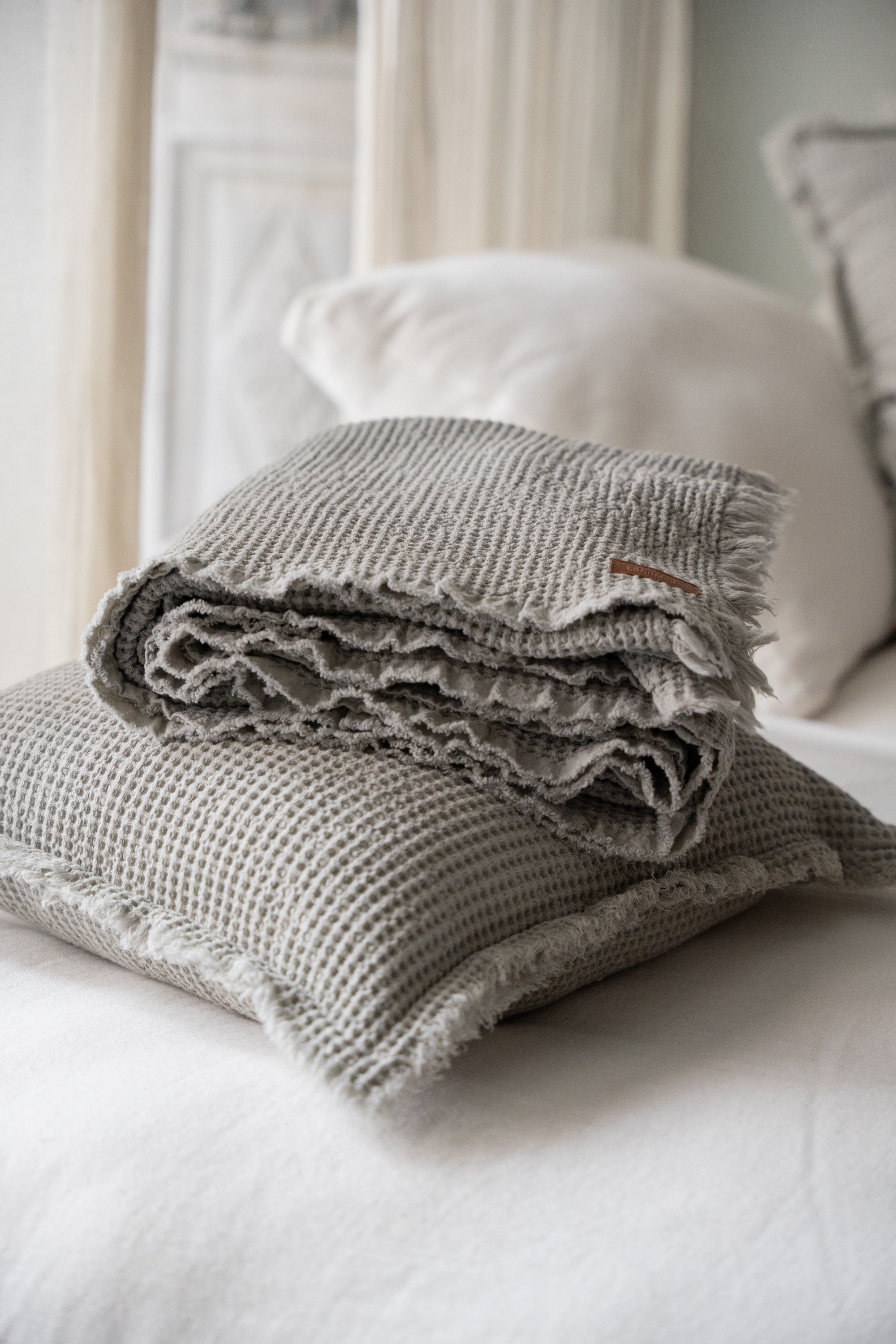 ALMOHADON PANAL GRIS CLARO + MANTA PANAL GRIS CLARO.jpg image number null