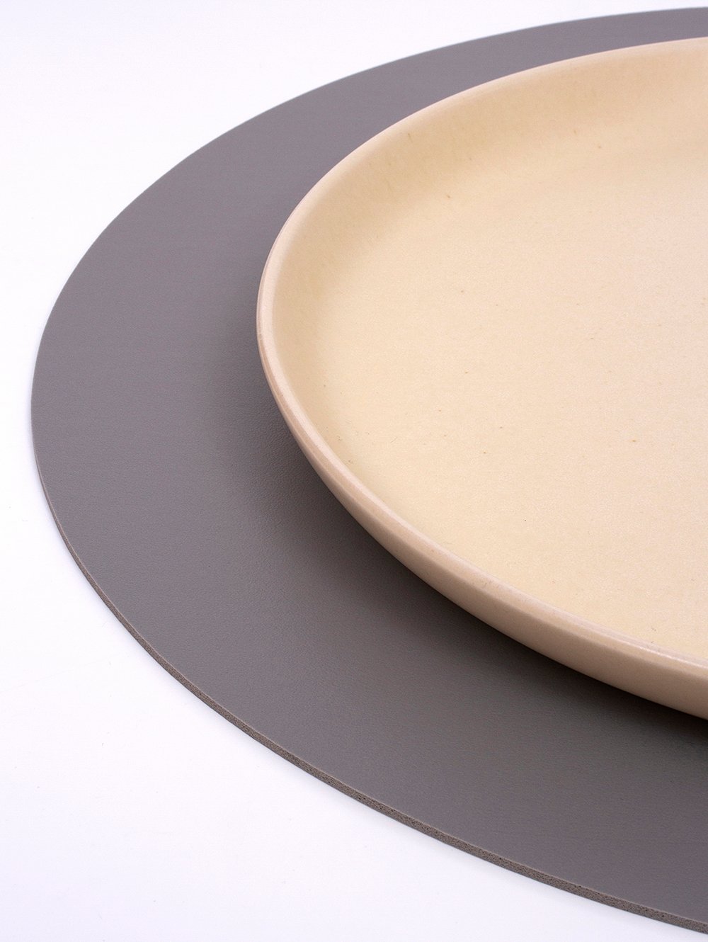 Individual redondo de ecocuero gris-PLATO DE SITIO CONSERVATIVE LIGHT GREY-Tiendas Landmark-1.jpg image number null