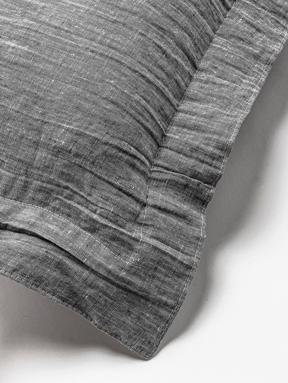 almohadon gris-ALMOHADON DE LINO THESS GREY CHAMBRAY 50 x 70-ESPALMA-4.jpg image number null