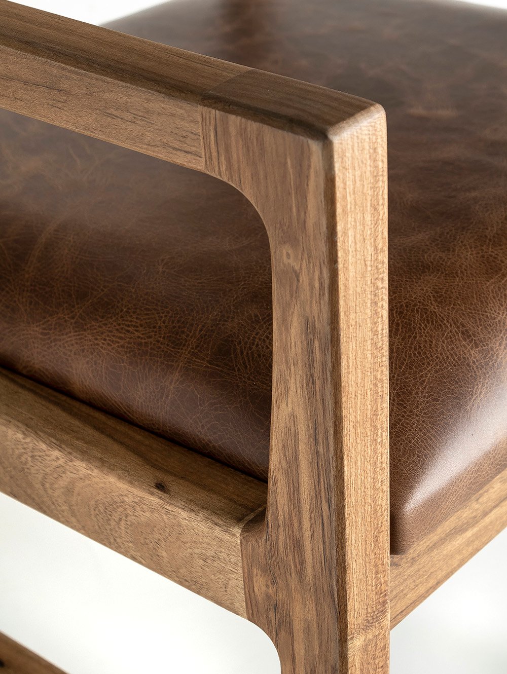 Sillon de comedor con asiento de cuero-SUD LEATHER COCONUT-Landmark-01.jpg image number null