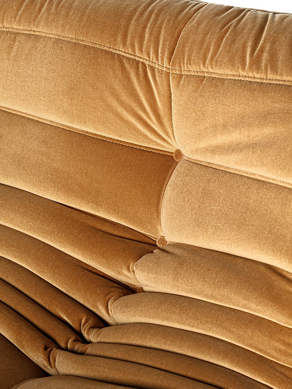 sofa-moderno-SOFA-TOGO-VELVET-TOSTADO-FABRICA-1.jpg image number null