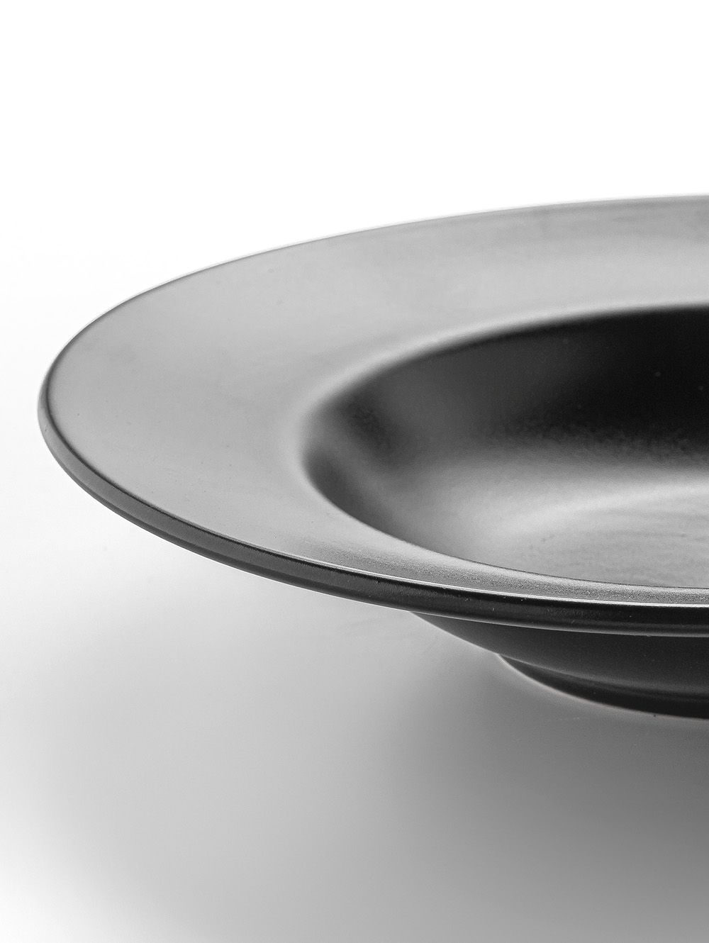 PLATO DE PASTA TIMELESS NEGRO image number null