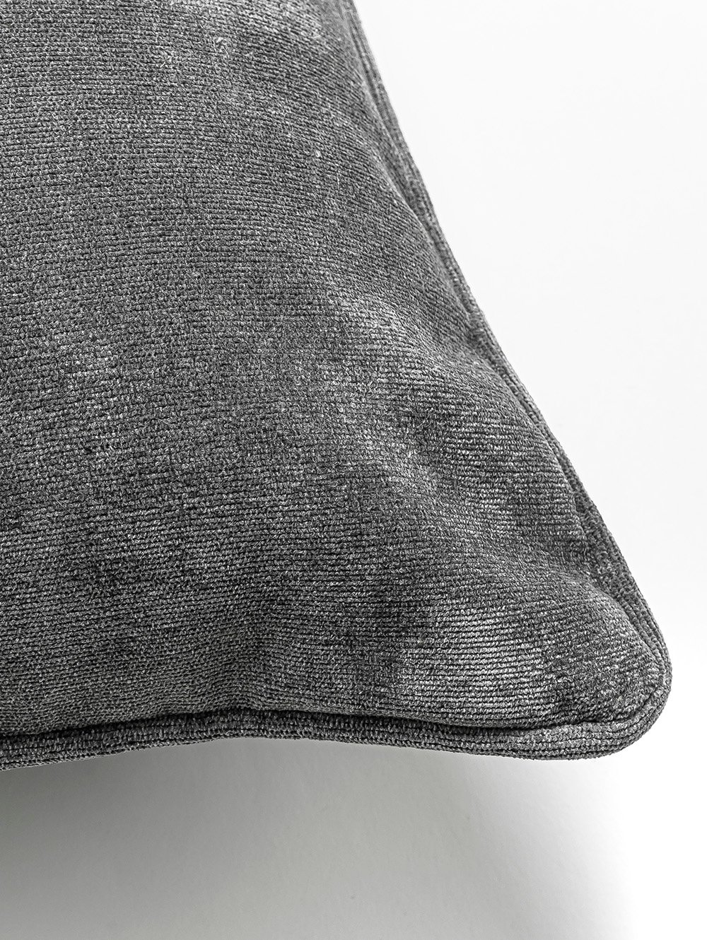 ALMOHADON VELLU CON VIVO GRIS 45 X 45 image number null