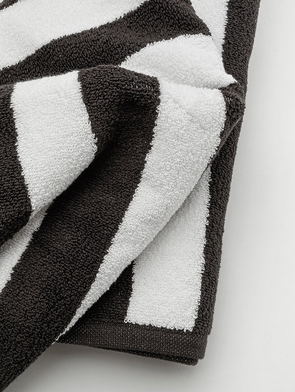 TOALLON DE PLAYA RAYAS BLANCO/GRAFITO image number null