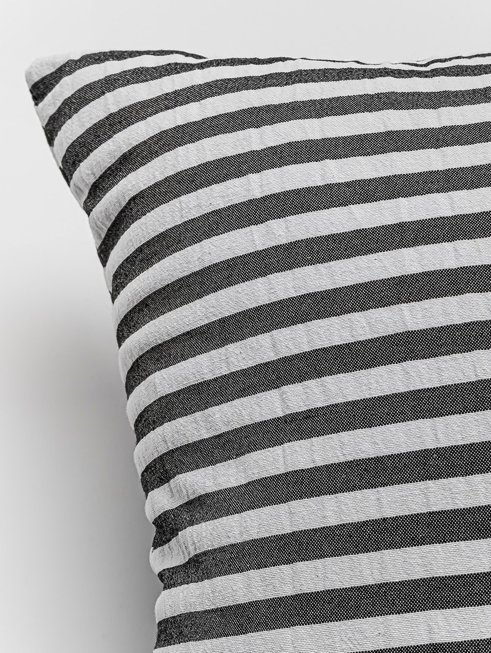 almohadon-rayado-ALMOHADON-BASIC-TUSOR-RAYA-FINA-GRIS-OSCURO-45-X-45-FABRICA-2.jpg image number null