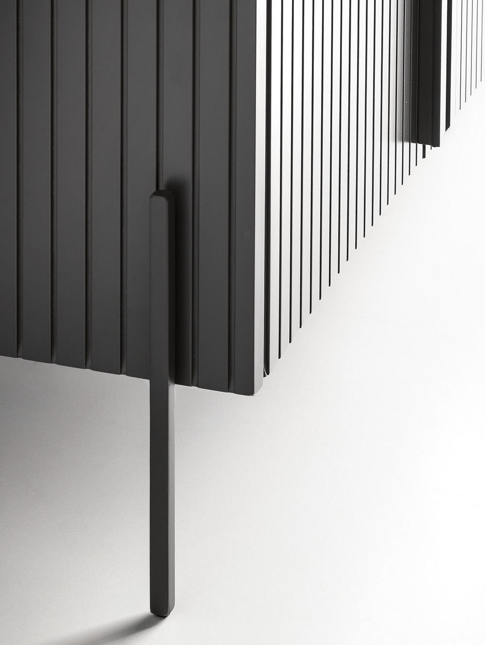 Vajillero bajo laqueado negro-LAQUE ONIX 180-Landmark-05.jpg image number null