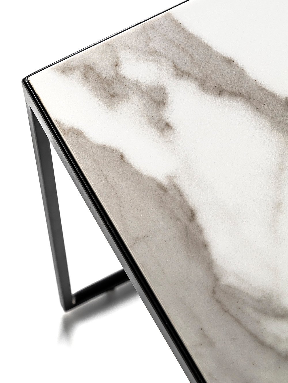 MESA BAJA NEO EN NEOLITH CALACATTA Y HIERRO - CARPINTERIA LANDMARK 01.jpg image number null