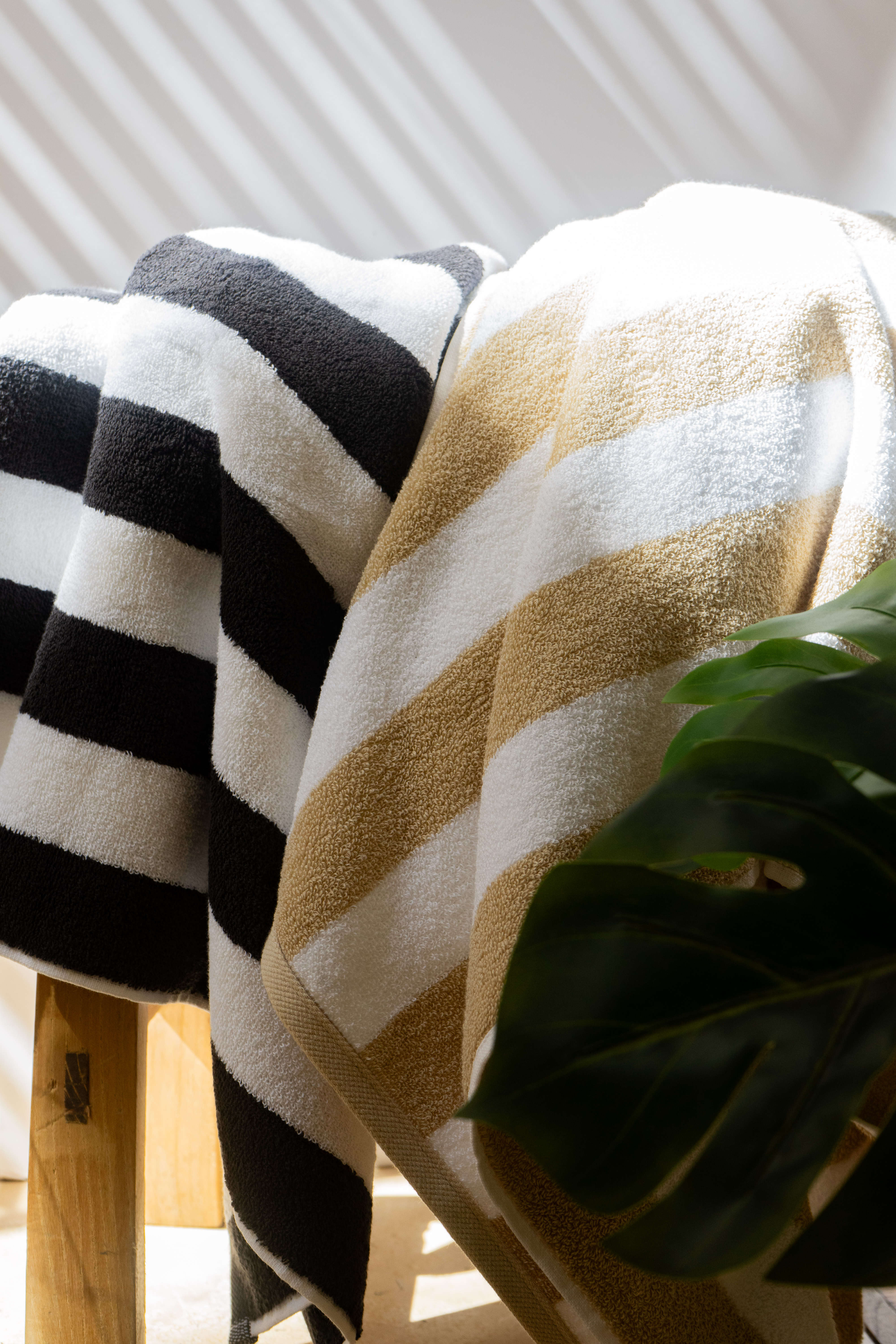 TOALLON DE PLAYA RAYAS BLANCO/GRAFITO image number null