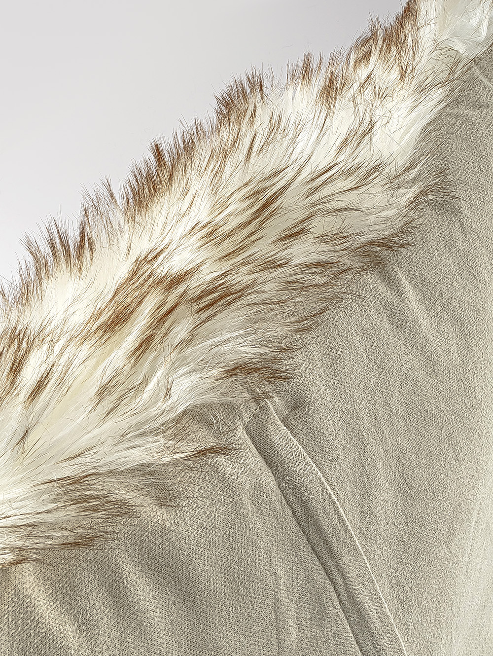 ALMOHADON VAIL BLANCO-MARRON 45 X 45 image number null