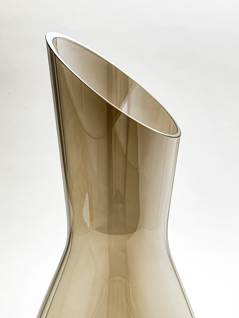 DECANTADOR BOMBEE CORTE DIAGONAL CHAMPAGNE 900ML image number null