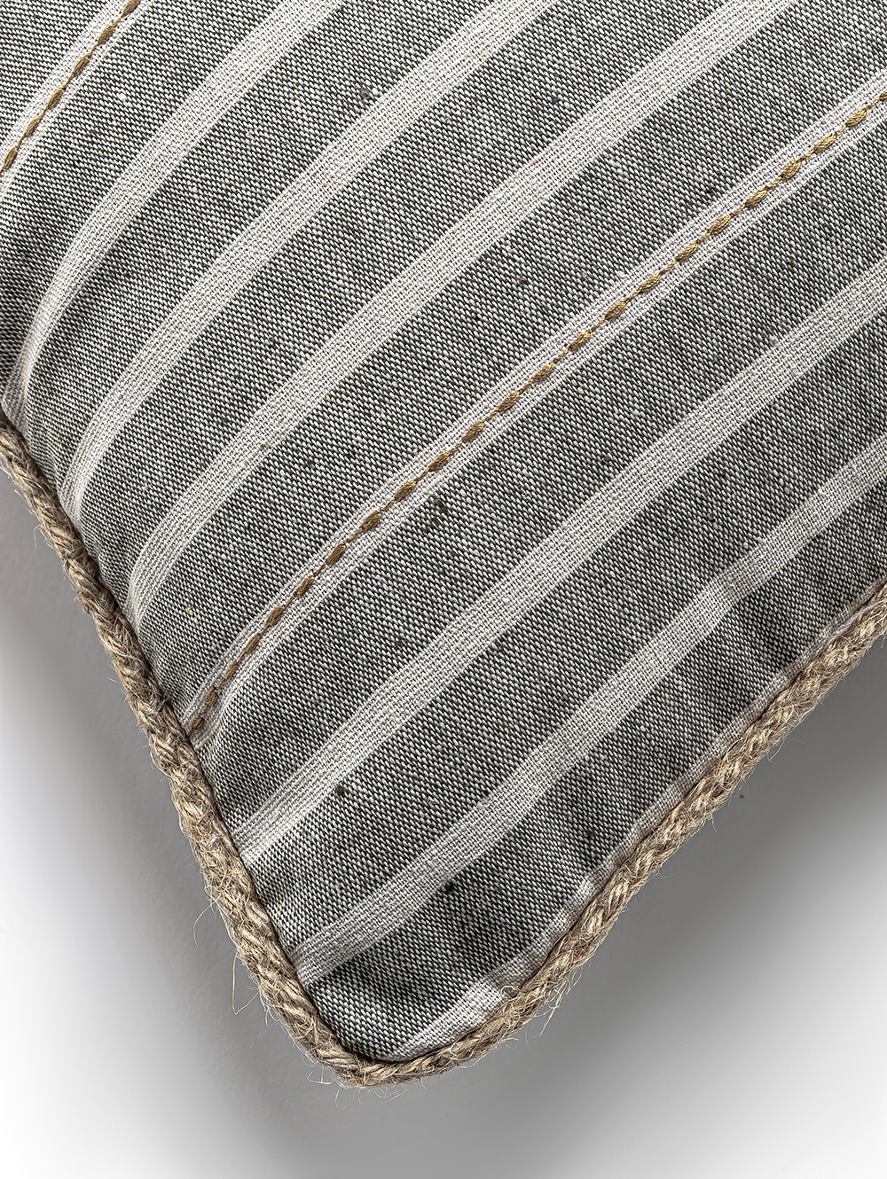 almohadones-para-sillones-ALMOHADON-HELENA-GREEN-50-X-30-HACHE-3.jpg image number null