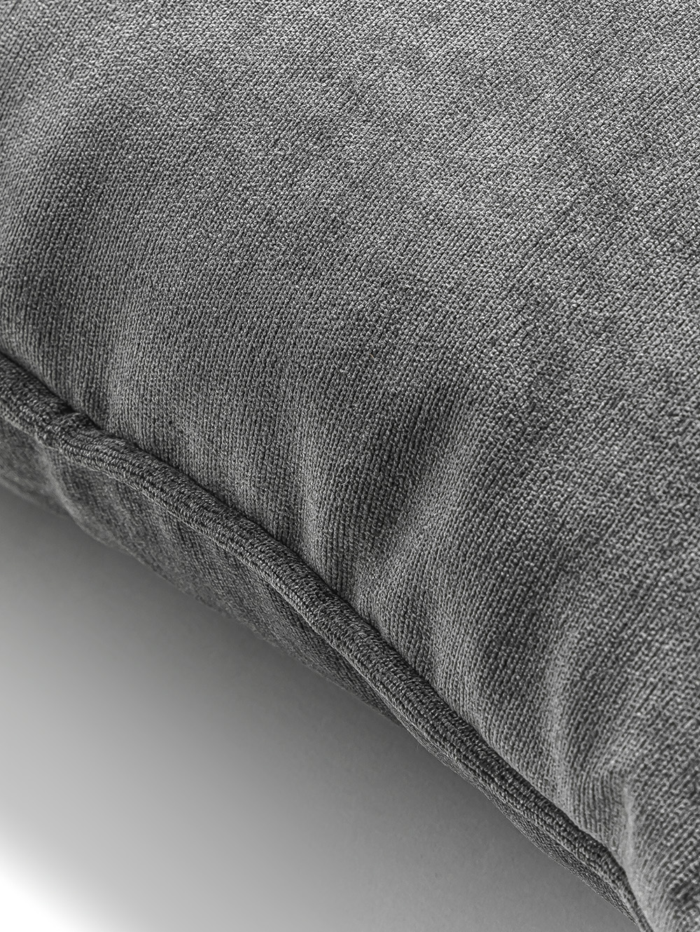 ALMOHADON VELLU CON VIVO GRIS 45 X 45 image number null