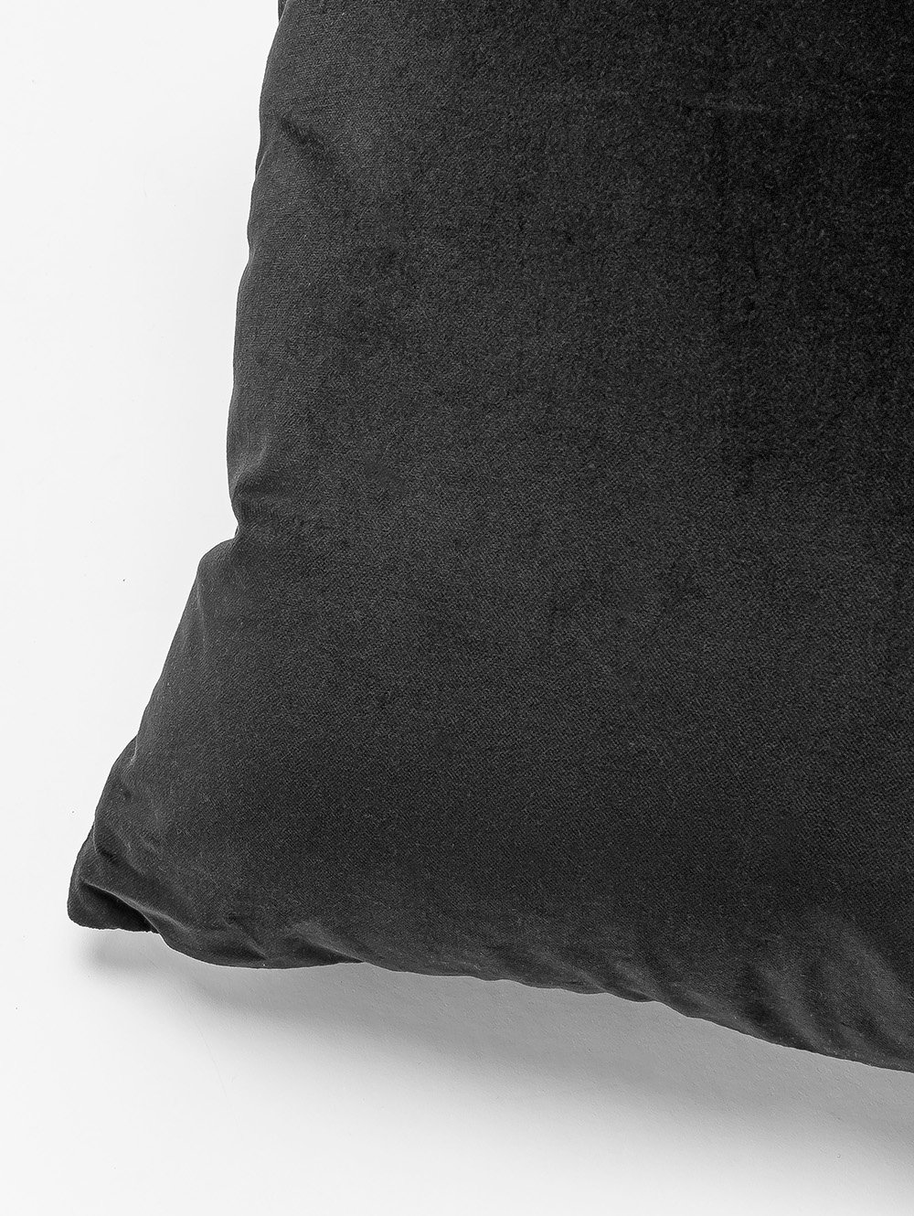 almohadon para sillon-ALMOHADON VELVET BLACK 45 X 45-FABRICA LANDMARK-2.jpg image number null