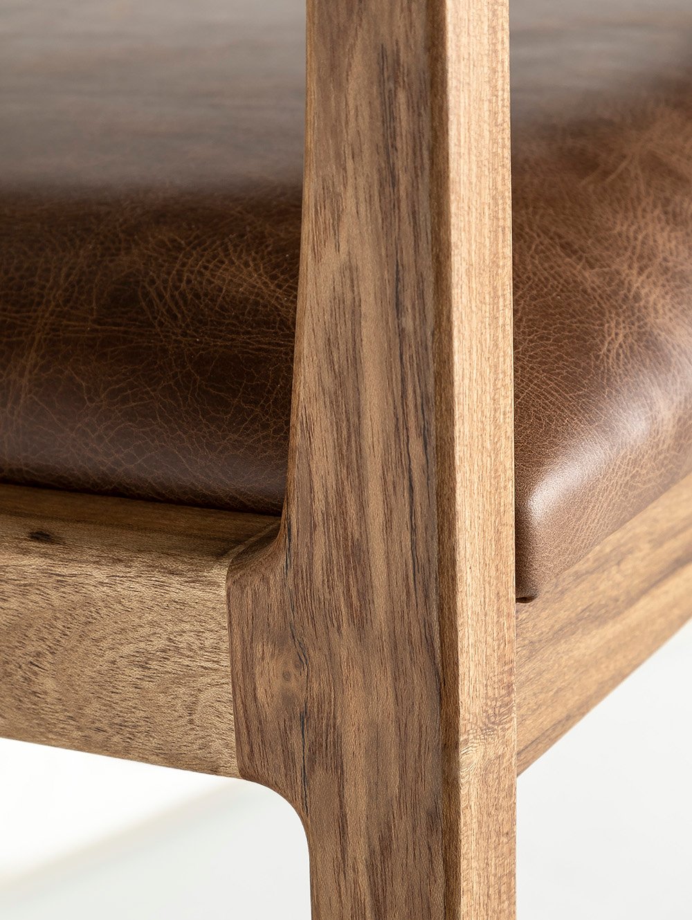 Sillon de comedor con asiento de cuero-SUD LEATHER COCONUT-Landmark-05.jpg image number null