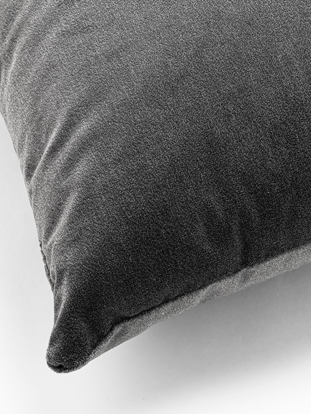 almohadon sillon-ALMOHADON VELVET GRIS GRAFITO 45 X 45-FÃBRICA LANDMARK-5.jpg image number null