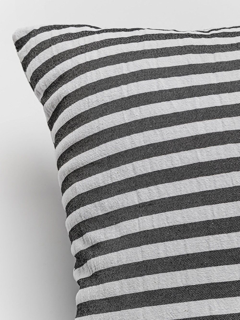 almohadon-rayado-ALMOHADON-BASIC-TUSOR-RAYA-FINA-GRIS-OSCURO-45-X-45-FABRICA-2.jpg image number null
