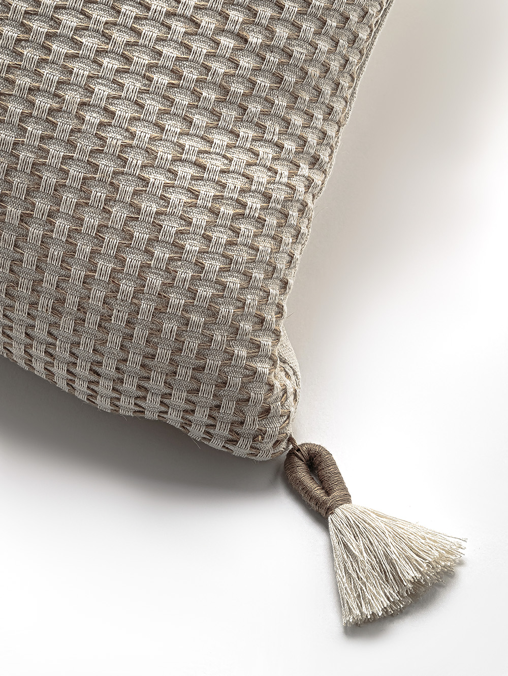 almohadones-para-sillones-ALMOHADON-PENELOPE-NATURAL-50-X-50-HACHE-3.jpg image number null