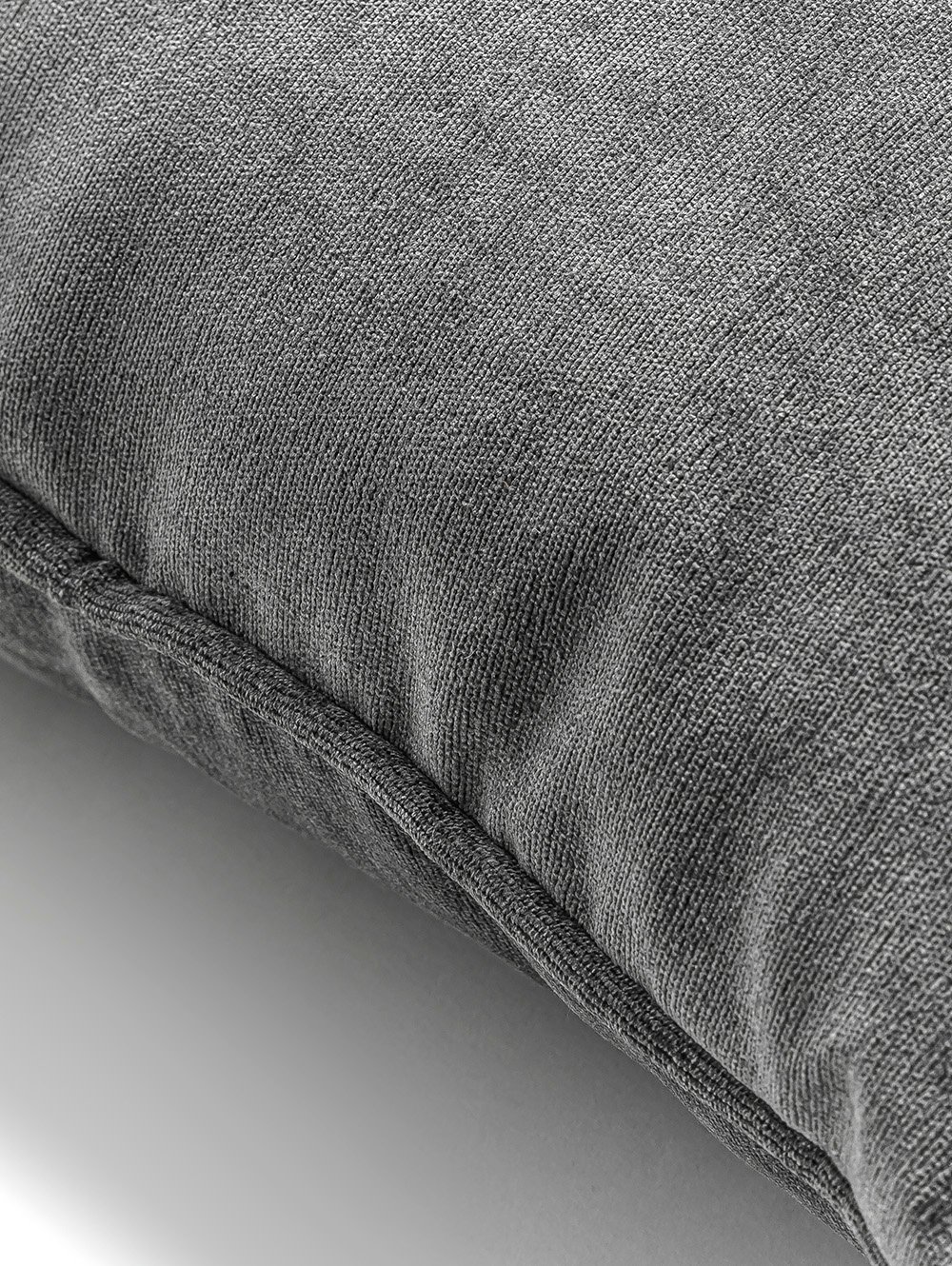 ALMOHADON VELLU CON VIVO GRIS 45 X 45 image number null